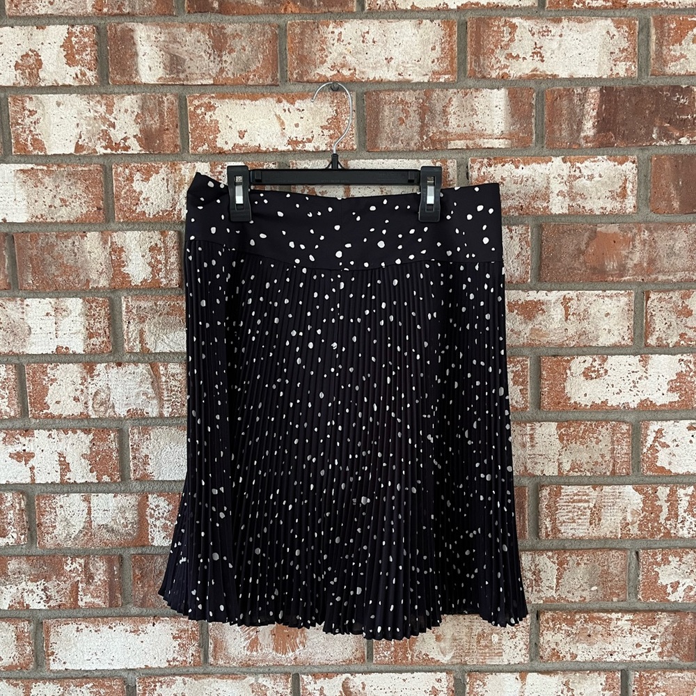 ANN TAYLOR NAVY BLUE WITH WHITE POLKA DOT CRINKLE SKIRT. SIZE 4